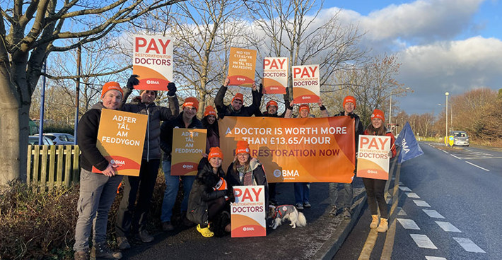 Junior doctors in Wales begin first strike of pay restoration campaign